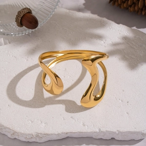 Bracelet jonc ouvert en acier inoxydable plaqué or 18 carats avec design cœur évidé