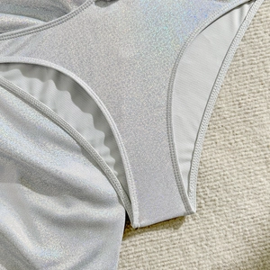 Gros plan sur le tissu argenté brillant d'un maillot avec coutures professionnelles