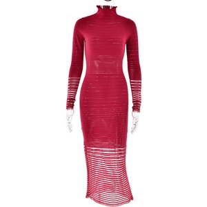 Details von rotem Langarm-Rollkragenkleid mit horizontalen transparenten Streifen im Strick