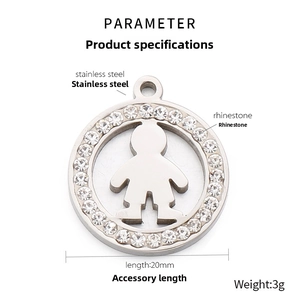 Détail d'un pendentif en acier inoxydable de 20mm avec découpe de garçon et zircons