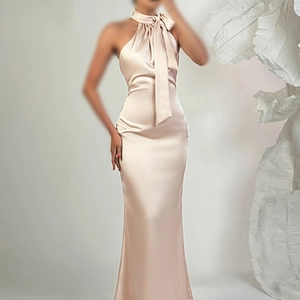 Robe longue dos nu en satin champagne avec une coupe sirène élégante et sexy