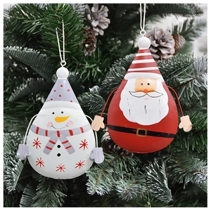 Détail de cloches en métal peintes à la main de bonhomme de neige et de Père Noël sur sapin