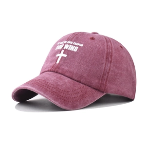 Casquette vintage en coton bordeaux délavé avec croix blanche et citation religieuse
