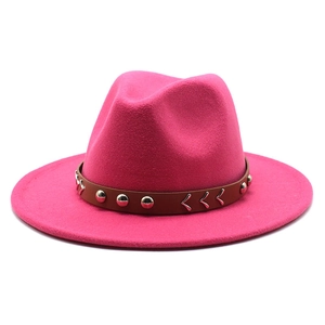 Détail du chapeau en feutre de laine rose fuchsia avec bande en cuir et clous en métal