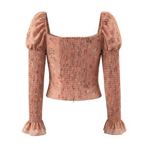 Détail de la blouse fleurie smockée avec col carré et texture des manches bouffantes