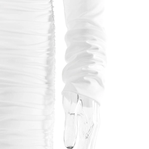 Détail de la robe moulante blanche avec fronces montrant la texture et la manche
