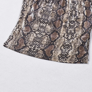 Gros plan détaillé du tissu imprimé serpent avec paillettes et couture d'ourlet nette