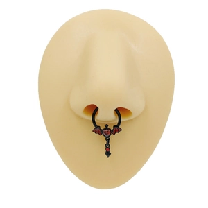 Anneau de septum gothique noir avec ailes de chauve-souris et coeur rouge