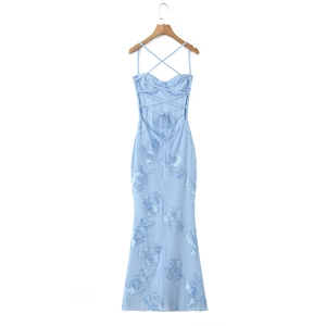 Détail de la robe de soirée bleu clair avec broderie florale et dos lacé élégant