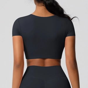Vue arrière d'un ensemble de yoga noir ajusté en tissu extensible pour le fitness