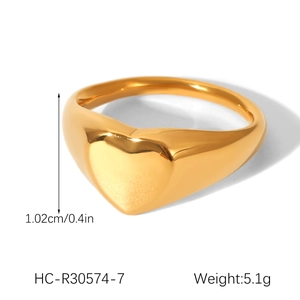 Macro view of 18k gold plated heart ring with 1.02cm width and 5.1g weight details