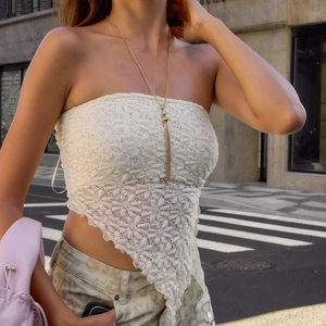 Detailaufnahme der 18K vergoldeten Edelstahl-Halskette mit elegantem Kugel-Quasten-Anhänger
