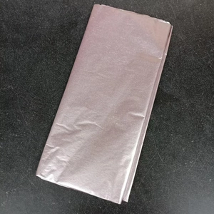 Dettaglio della carta velina metallizzata argento con finitura lucida per bouquet