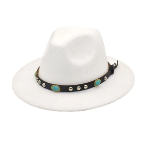 Détail du chapeau de feutre blanc avec perles turquoise et clous sur bandeau en cuir