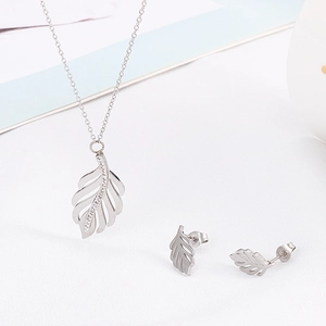 Détail du pendentif et des boucles d'oreilles feuille argentée avec micro-diamants