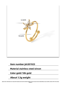 Dettaglio anello a fiore in oro 18K con zirconi marquise e fascia aperta regolabile da donna