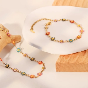 Collar de acero inoxidable chapado en oro de 18K con margaritas de esmalte de colores