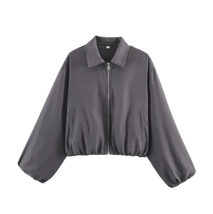 Détail d'une veste gris foncé zippée avec fermeture argentée et étiquette de taille S