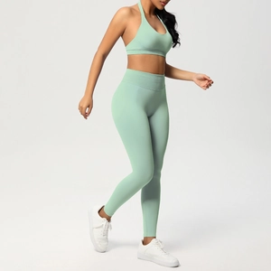 Dettaglio del set yoga verde menta con leggings a vita alta e reggiseno sportivo