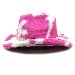 Vista dettagliata della trama in peluche con stampa mucca rosa e bianca di questo cappello