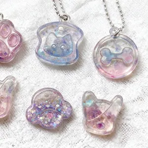 DIY-Glitzer-Harz-Tiermarken in Katzen-, Knochen- und Pfotenform mit Silberketten