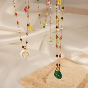 Collier en or avec pierres naturelles colorées, perles et pendentif malachite émaillé