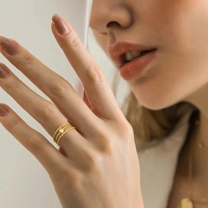 Dreilagiger goldener Kordelring für Damen mit rundem Zirkonia-Mittelstein Besatz