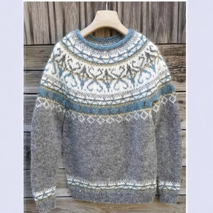 Dames gebreide trui in Nordic Fair Isle stijl in grijs met ronde hals aan een hanger
