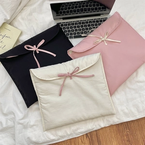 Custodie per laptop in cotone trapuntato nero, rosa e beige con fiocchi decorativi