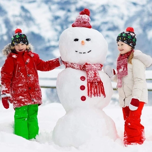Gros plan de l'ensemble bonnet de Noël à LED et écharpe tricotée pour enfant en extérieur