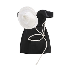 Mini robe bustier noire chic avec grande rose blanche en 3D et détails de cordes tissées
