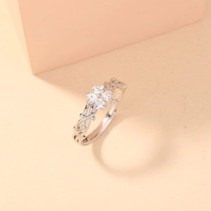 Macro detail of S925 sterling silver four-leaf clover ring with twisted vine band
