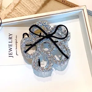 Pince à cheveux fleur avec perles argentées et nœud en velours noir en boîte cadeau