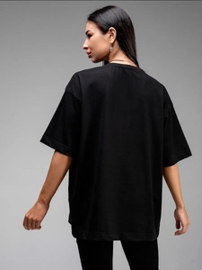Oversized μαύρο βαμβακερό μπλουζάκι με φαρδιά γραμμή στην πλάτη και πεσμένους ώμους