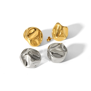 Boucles d'oreilles sphériques en acier titane doré et argenté avec texture de lave irrégulière