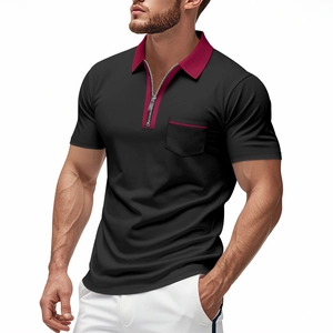 Detail eines schwarzen Herren-Poloshirts mit burgunderfarbenem Kontrastkragen und Reißverschluss