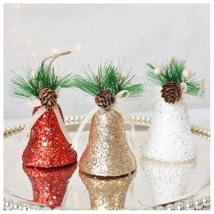Lot de trois cloches de Noël scintillantes avec aiguilles de pin et baies rouges
