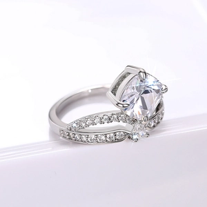 Macro-opname van een luxe zilveren kroonring met een grote vierkante zirkoon en pavé-zetting