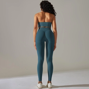 Rückansicht des nahtlosen gerippten Yoga-Sets in Dunkelblau mit Sport-Bh und Leggings