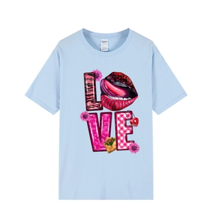 T-shirt azzurra a girocollo con stampa artistica Love, labbra e decorazioni floreali