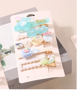 Détail du lot de 5 pinces à cheveux avec ours en résine et motifs floraux