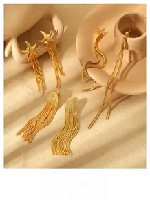 Vue détaillée de trois styles de boucles d'oreilles à pompons dorés avec des étoiles de mer