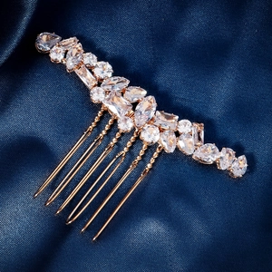 Dettaglio macro del pettine da sposa dorato con zirconi lucidi su elegante raso blu notte