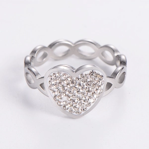 Macro dell'anello a cuore argento con pavé di cristalli e design a catena del cinturino
