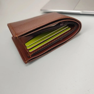 Vue détaillée du portefeuille en cuir marron avec fentes pour cartes et fermeture