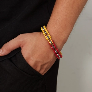 Nahaufnahme des rot-gelben Fahrradketten-Armbands aus robustem Edelstahl-Material