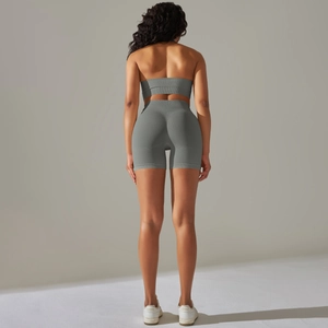 Dettaglio del set yoga senza cuciture grigio-verde con schiena scoperta ed effetto lift