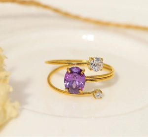Details eines Vintage-Goldrings mit ovalem lila Zirkon und klaren Seitensteinen