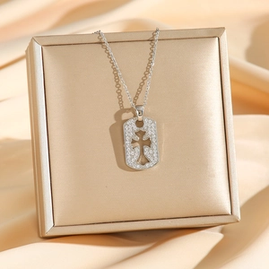 Collana con ciondolo a croce traforata in acciaio inossidabile e pavé di zirconi bianchi