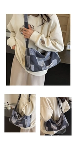 Détail du sac à bandoulière en patchwork de denim avec motif à damier bleu et sangle large